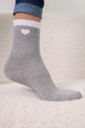 Ein Bekleidungsmodell aus dem Großhandel trägt all12304-set-of-3-socks-gray-&-white, türkischer Großhandel  von 