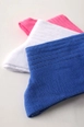 Ein Bekleidungsmodell aus dem Großhandel trägt all12306-set-of-3-socks-blue-&-white-&-pink, türkischer Großhandel  von 