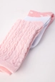 Bir model,  toptan giyim markasının all12307-set-of-3-socks-pink-&-white toptan  ürününü sergiliyor.