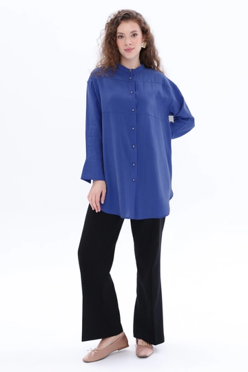 Bir model, Allday toptan giyim markasının  Metal Düğmeli Tensel Gömlek Tunik - Saks
 toptan Tunik ürününü sergiliyor.