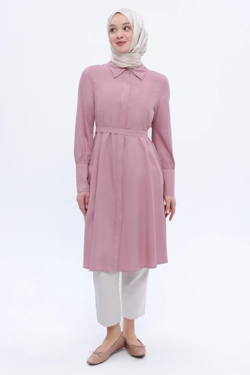 Bir model, Allday toptan giyim markasının  Açık Gül Geniş Manşetli Tunik - Pink
 toptan Tunik ürününü sergiliyor.