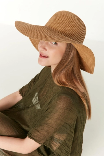 Una modelo de ropa al por mayor lleva  Sombrero De Paja Ancho - Camel
, Sombrero turco al por mayor de Axesoire