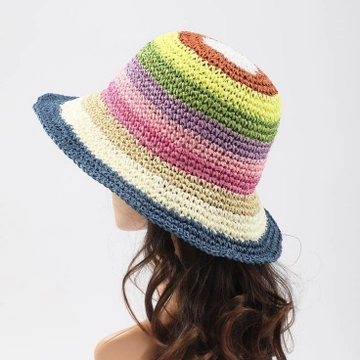 Una modelo de ropa al por mayor lleva  Sombrero De Cubo De Paja Tejido A Mano - Multicolor
, Sombrero turco al por mayor de Axesoire