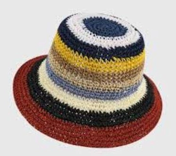 Una modelo de ropa al por mayor lleva  Sombrero De Cubo Tejido A Mano De Paja Negro - Rojo
, Sombrero turco al por mayor de Axesoire