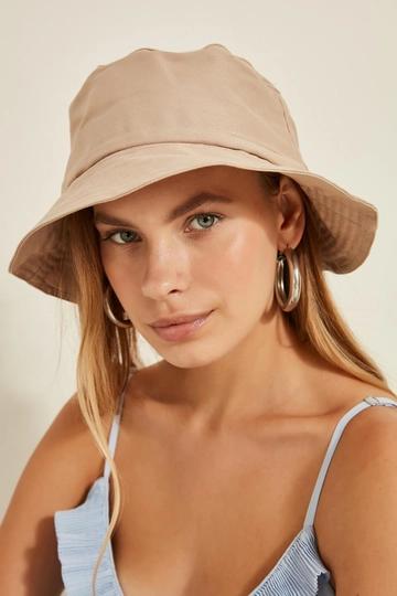 Ένα μοντέλο χονδρικής πώλησης ρούχων φοράει  Καπέλο Bucket - Μπεζ
, τούρκικο Καπέλο χονδρικής πώλησης από Axesoire