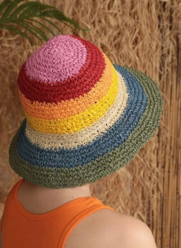 Una modella di abbigliamento all'ingrosso indossa  Cappello Di Paglia Lavorato A Mano - Multicolore
, vendita all'ingrosso turca di Cappello di Axesoire