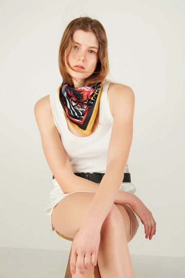 Una modella di abbigliamento all'ingrosso indossa  Sciarpa Bandana Con Motivo Zebrato - Nera
, vendita all'ingrosso turca di Sciarpa di Axesoire