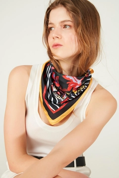 Een kledingmodel uit de groothandel draagt axs11608-zebra-patterned-bandana-scarf-black, Turkse groothandel Sjaal van Axesoire