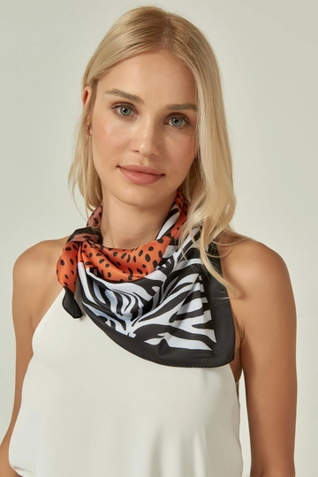 Een kledingmodel uit de groothandel draagt  Vierkante Bandana-sjaal - Zwart
, Turkse groothandel Sjaal van Axesoire