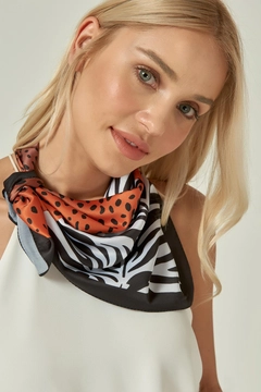 Una modella di abbigliamento all'ingrosso indossa axs11610-square-bandana-scarf-black, vendita all'ingrosso turca di Sciarpa di Axesoire