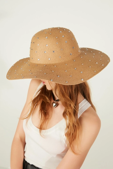 Una modella di abbigliamento all'ingrosso indossa  Cappello Di Paglia Largo Full Stone - Cammello
, vendita all'ingrosso turca di Cappello di Axesoire