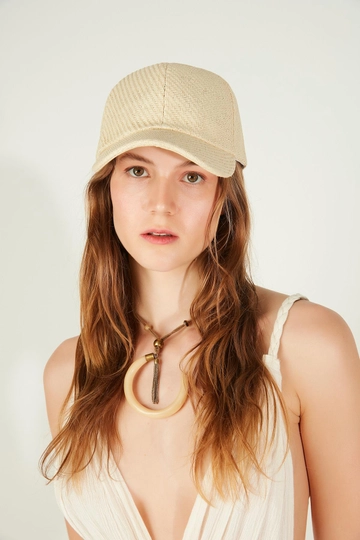 Bir model, Axesoire toptan giyim markasının  Hasır Kep - Bej
 toptan Şapka ürününü sergiliyor.