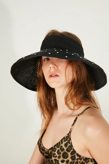 Ένα μοντέλο χονδρικής πώλησης ρούχων φοράει  Ανοιχτό Ψάθινο Καπέλο Με Ολόσωμο Πέτρινο Φιόγκο - Μαύρο
, τούρκικο  χονδρικής πώλησης από Axesoire