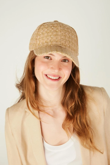 Bir model, Axesoire toptan giyim markasının  Hasır Kep - Camel
 toptan Şapka ürününü sergiliyor.