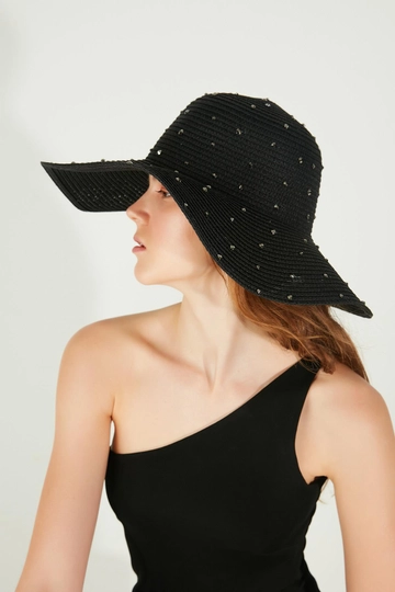 Una modelo de ropa al por mayor lleva  Sombrero Ancho De Paja Full Stone - Negro
, Sombrero turco al por mayor de Axesoire