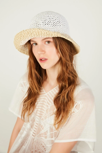 Ένα μοντέλο χονδρικής πώλησης ρούχων φοράει  Χειροποίητο Πλεκτό Ψάθινο Καπέλο - Λευκό
, τούρκικο Καπέλο χονδρικής πώλησης από Axesoire
