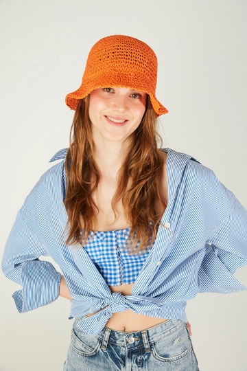 Een kledingmodel uit de groothandel draagt  Handgebreide Strohoed - Oranje
, Turkse groothandel Hoed van Axesoire