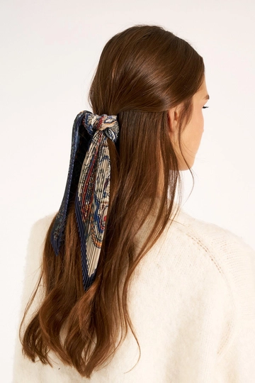 Ein Bekleidungsmodell aus dem Großhandel trägt  Etro Gemusterter  Plissierter Bandana-Schal – Marineblau
, türkischer Großhandel Halstuch von Axesoire