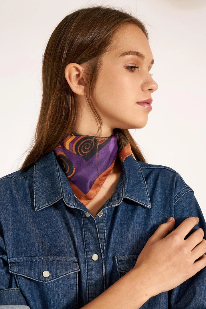 Bir model, Axesoire toptan giyim markasının axs11696-ethnic-floral-patterned-bandana-scarf-orange toptan Atkı ürününü sergiliyor.