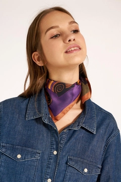 Bir model, Axesoire toptan giyim markasının axs11696-ethnic-floral-patterned-bandana-scarf-orange toptan Atkı ürününü sergiliyor.