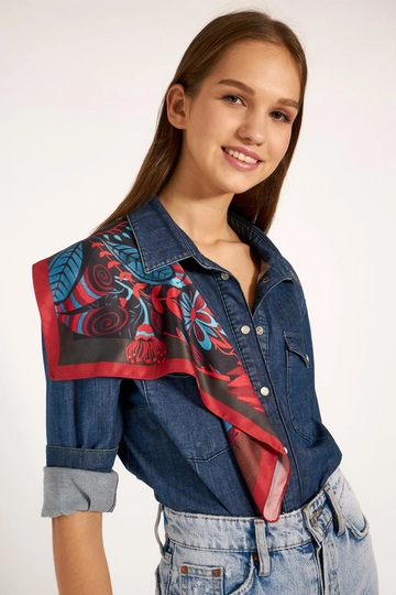 Ένα μοντέλο χονδρικής πώλησης ρούχων φοράει  Εθνικ Φλοράλ Μοτίβο Μπαντάνα Κασκόλ - Κόκκινο
, τούρκικο Κασκόλ χονδρικής πώλησης από Axesoire