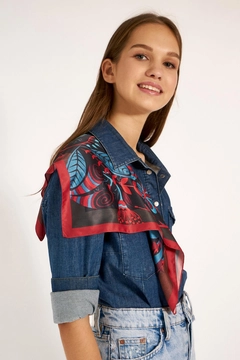 Bir model, Axesoire toptan giyim markasının axs11697-ethnic-floral-patterned-bandana-scarf-red toptan Atkı ürününü sergiliyor.