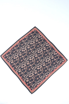 Una modella di abbigliamento all'ingrosso indossa axs11699-patterned-bandana-scarf-leopard, vendita all'ingrosso turca di Sciarpa di Axesoire