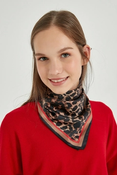 Een kledingmodel uit de groothandel draagt axs11699-patterned-bandana-scarf-leopard, Turkse groothandel Sjaal van Axesoire