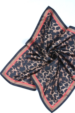 Una modella di abbigliamento all'ingrosso indossa axs11699-patterned-bandana-scarf-leopard, vendita all'ingrosso turca di Sciarpa di Axesoire
