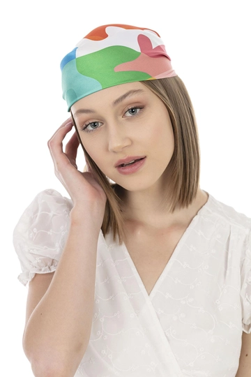 Bir model, Axesoire toptan giyim markasının  Kamuflaj Desenli Bandana Fular - Renkli
 toptan Atkı ürününü sergiliyor.