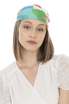 Bir model, Axesoire toptan giyim markasının axs11700-camouflage-patterned-bandana-scarf-colorful toptan Atkı ürününü sergiliyor.