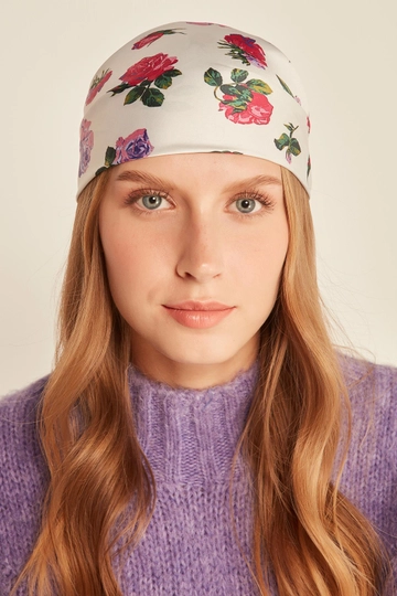 Bir model, Axesoire toptan giyim markasının  Çiçek Desenli Bandana Fular - Renkli
 toptan Atkı ürününü sergiliyor.