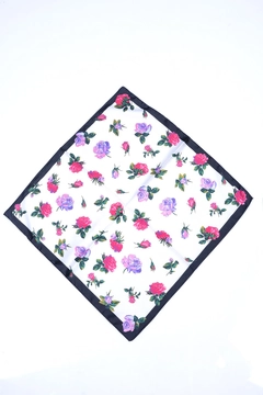 Una modella di abbigliamento all'ingrosso indossa axs11701-floral-patterned-bandana-scarf-colorful, vendita all'ingrosso turca di Sciarpa di Axesoire