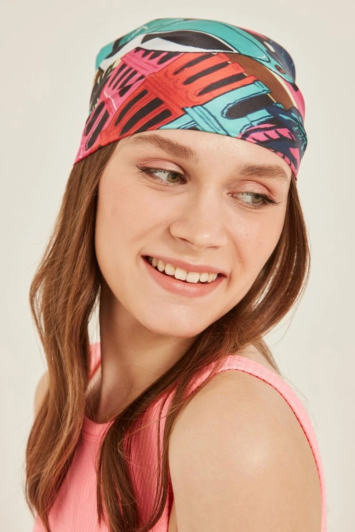 Bir model, Axesoire toptan giyim markasının axs11702-parrot-patterned-bandana-scarf-turquoise toptan Atkı ürününü sergiliyor.