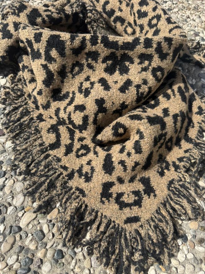 Axesoire Leopar Desenli Püsküllü Triko Üçgen Şal Atkı 55x180 Cm Camel Toptan Giyim 2