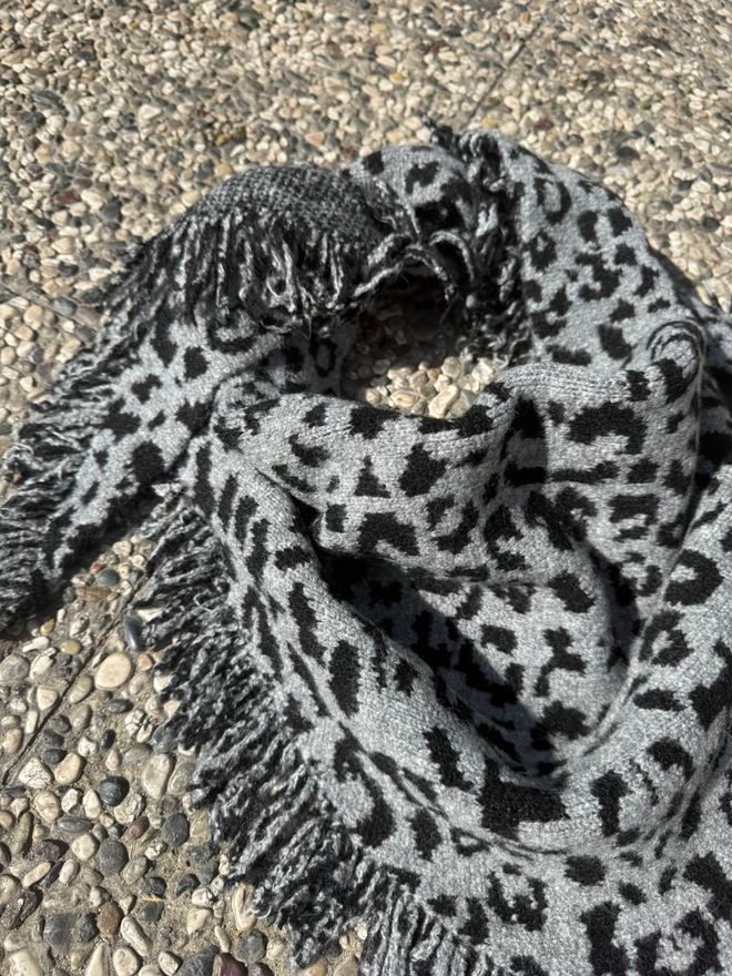 Axesoire Chal Gris Con Estampado Animal Para Otoño E Invierno (Grey Animal Print Shawl For Fall & Winter) Ropa al por mayor Otoño