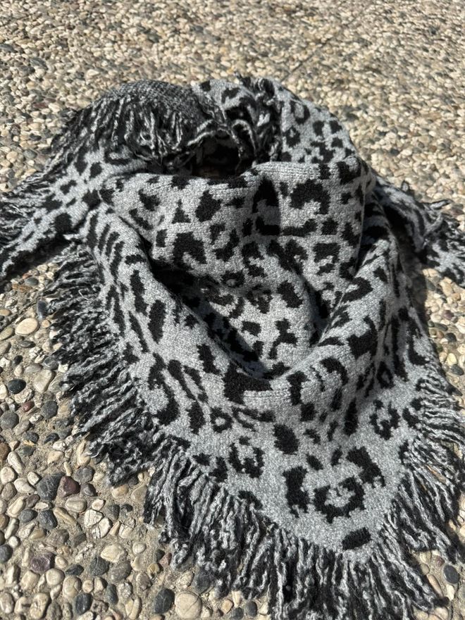 Axesoire Chal Gris Con Estampado Animal Para Otoño E Invierno (Grey Animal Print Shawl For Fall & Winter) Ropa al por mayor 1