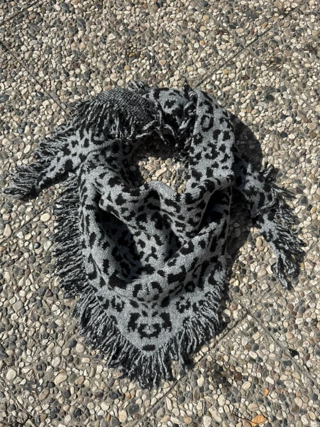 Axesoire Chal Gris Con Estampado Animal Para Otoño E Invierno (Grey Animal Print Shawl For Fall & Winter) Ropa al por mayor Salón