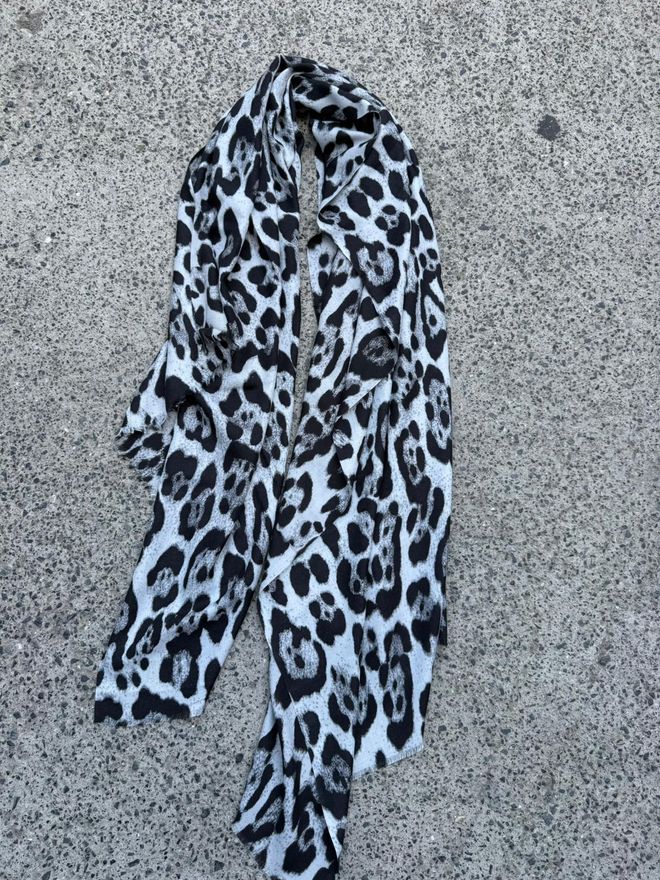 Axesoire Xaile Preto Com Padrão Animal Roupas por atacado Outono