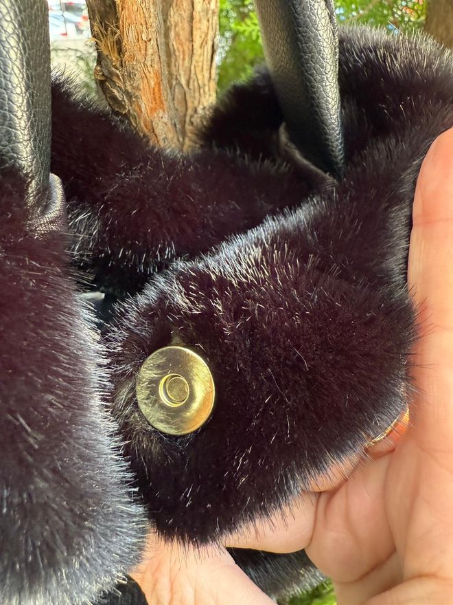 Axesoire Bolsa De Pelúcia Com Alça De Couro 15x25 Cm Preta Roupas por atacado 3