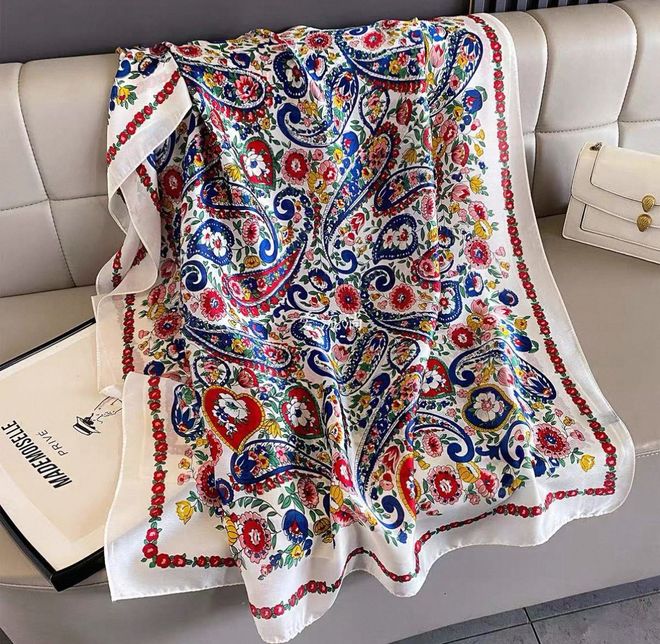 Axesoire Scialle Etnico Bianco Con Motivi Paisley E Floreali Abbigliamento all'ingrosso Casuale
