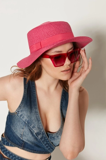 Bir model, Axesoire toptan giyim markasının  Geniş Hasır Şapka - Fuşya
 toptan Şapka ürününü sergiliyor.