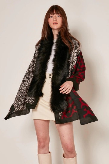 A wholesale clothing model wears  Patchwork Leopard Patterned Poncho - Claret Red
, Turkish wholesale Poncho of Axesoire