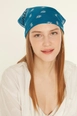 Una modella di abbigliamento all'ingrosso indossa axs10063-cotton-scarf-petrol-color, vendita all'ingrosso turca di  di 