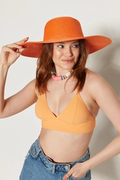 A wholesale clothing model wears axs10072-wide-straw-hat-orange, Turkish wholesale Hat of Axesoire