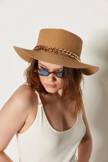Bir model, Axesoire toptan giyim markasının  Zincirli  Geniş Hasır Şapka - Camel
 toptan Şapka ürününü sergiliyor.