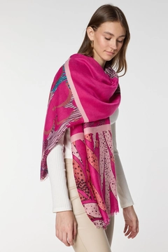 A wholesale clothing model wears axs10094-floral-patterned-shawl-fuchsia, Turkish wholesale Shawl of Axesoire