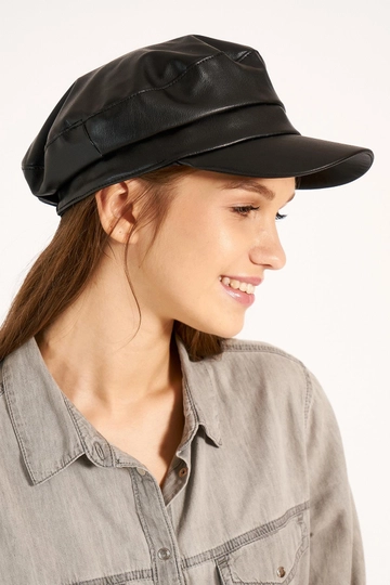 A wholesale clothing model wears  Leather Cap Hat - Black
, Turkish wholesale Hat of Axesoire