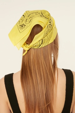 Bir model, Axesoire toptan giyim markasının axs10115-cotton-scarf-yellow toptan Atkı ürününü sergiliyor.