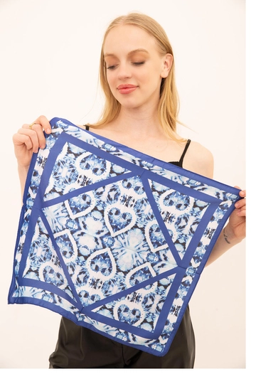 Ein Bekleidungsmodell aus dem Großhandel trägt  Herzgemusterter Bandana-Schal – Marineblau
, türkischer Großhandel Halstuch von Axesoire